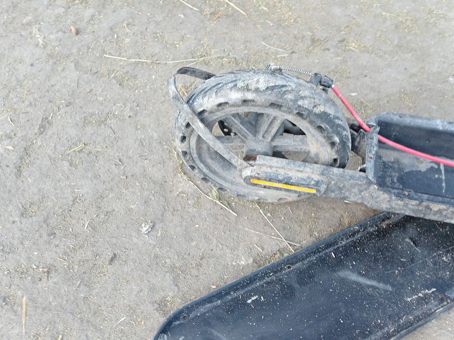 Bună seara am un anunț cu o trotinetă electrică merge da îi tr baterie