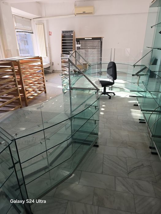 Vitrine din sticlă cu 5 rafturi