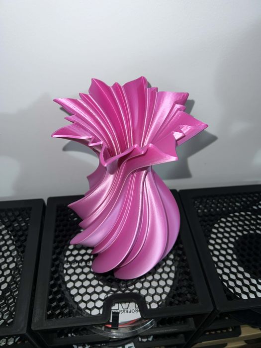 Vaza roz satinat model spiralat