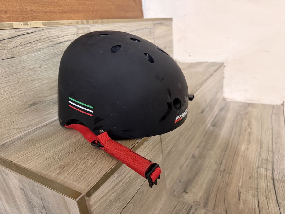 Каска и протектори Ferrari