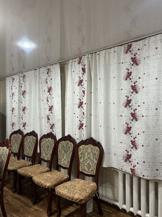 Шторы разные готовые уже с крюкками, второй комплект с тюлью