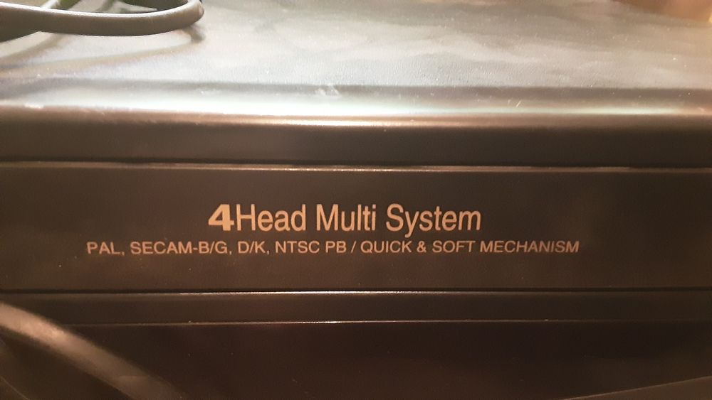 Видеомагнитофон. 10000.  Торг.