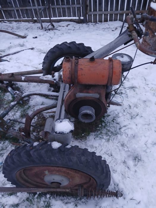 Se vinde două cositori și două scaune