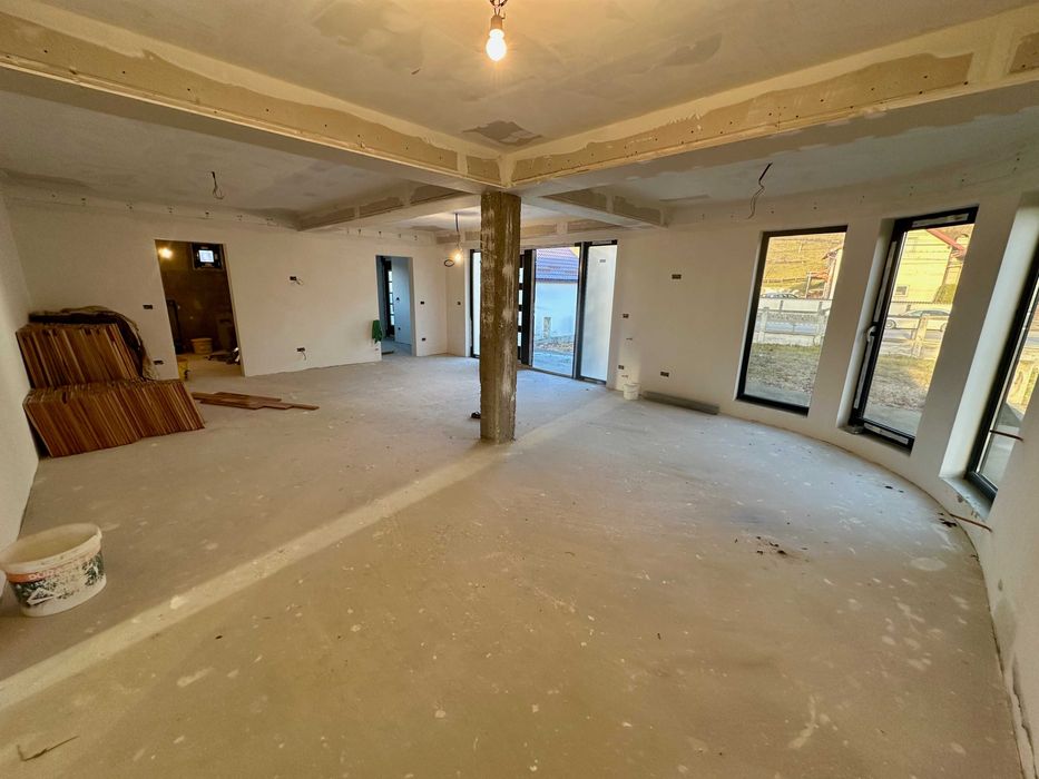 Pensiune semifinisată 3 etaje+mansarda, 18 ari - Maramureș, Rozavlea