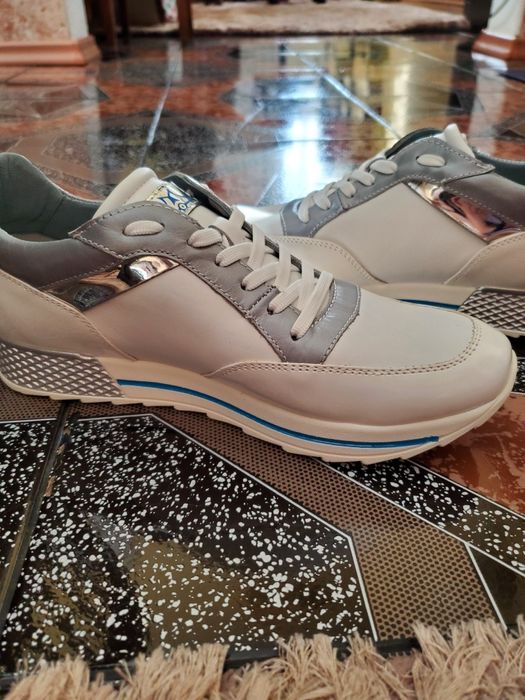 Нови обувки от естествена кожа