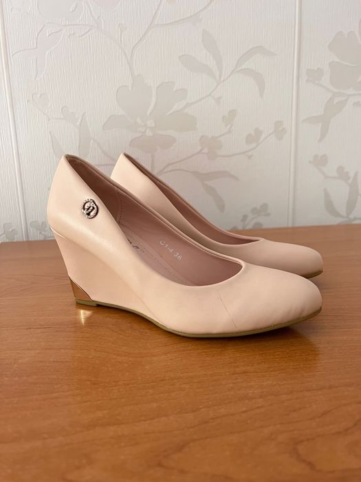 Елегантни бежови обувки на платформа