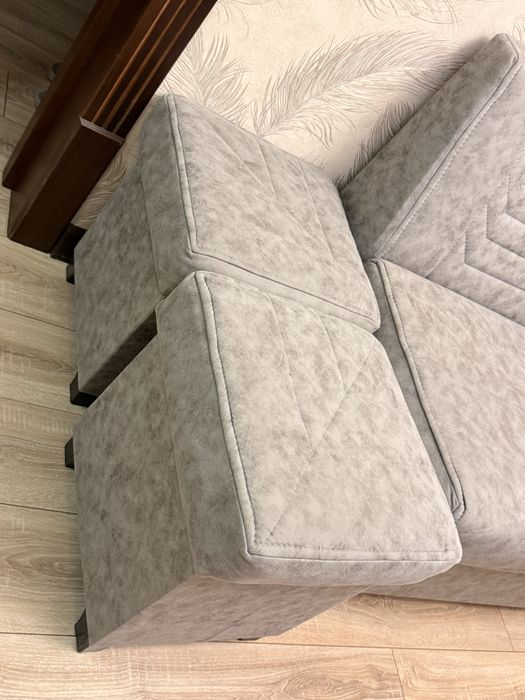 Хорошая качественная мебель с двумя пуфиками