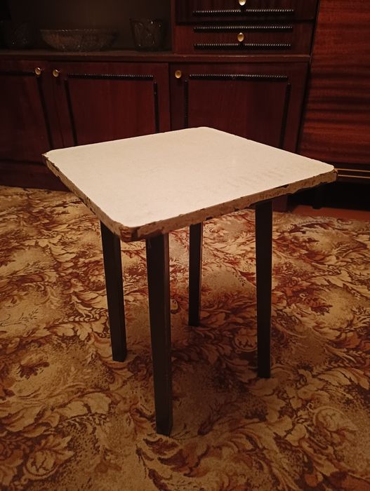 Продаётся 2 табуретки с металлическими ножками.