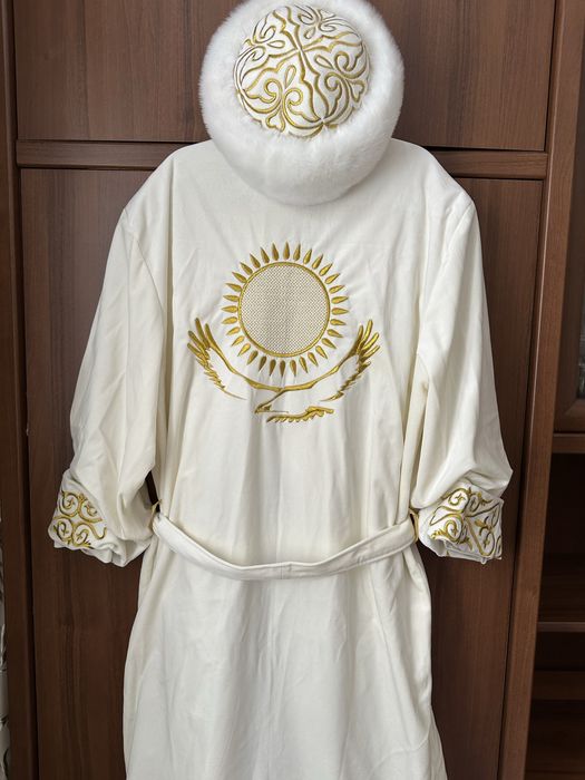 Продам новый чапан белый