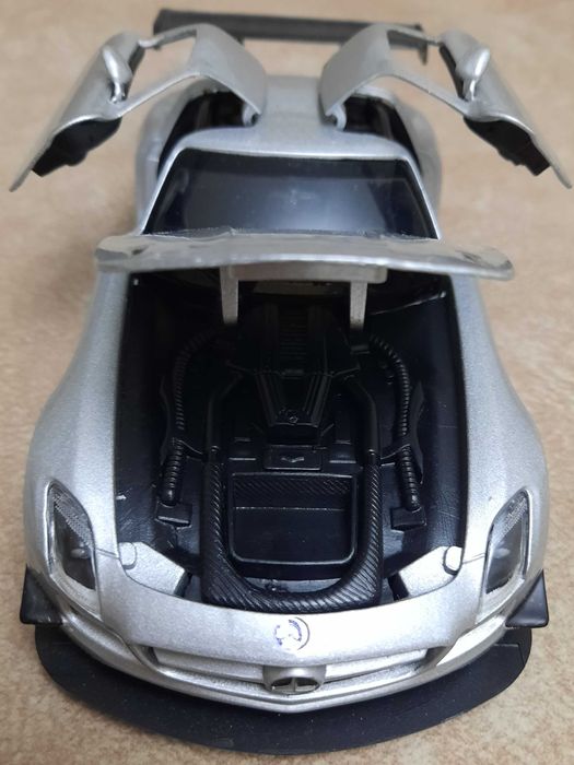 Коллекционная модель машинки мерседес