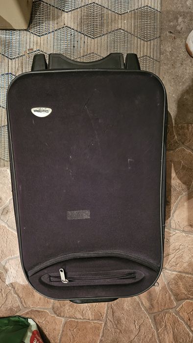 Продавам куфар на колелца