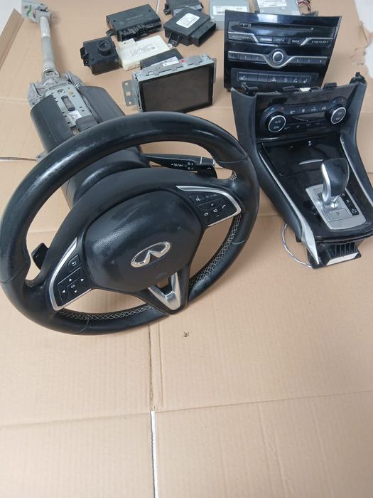 Vând volan și consola Infinity Q30 2019