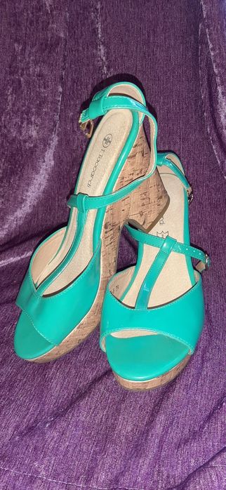 Продам босоножки новые