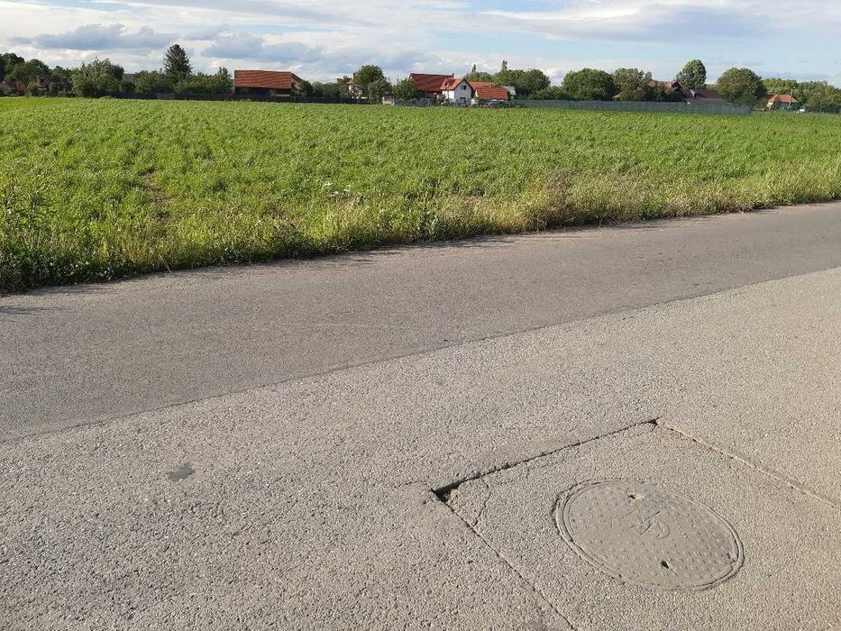 Vand teren intravilan construibil utilitati la drum asfaltat pozitionare buna Lunca Calnicului