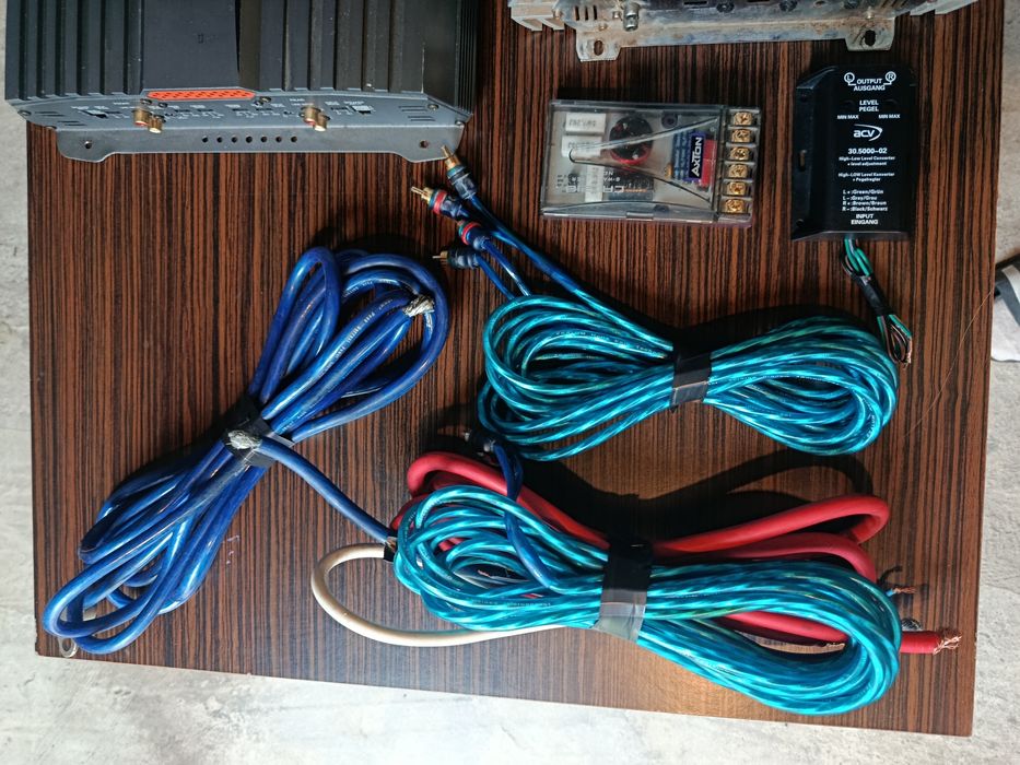 Vând sau schimb 2 amplificatoare auto cablaje  tub bass