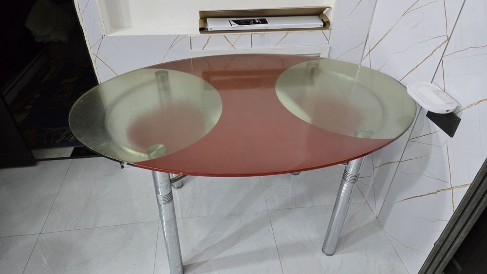 Стеклянный кухонный стол