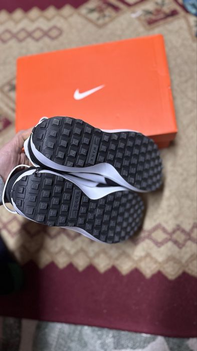 Продам новые Nike waffle