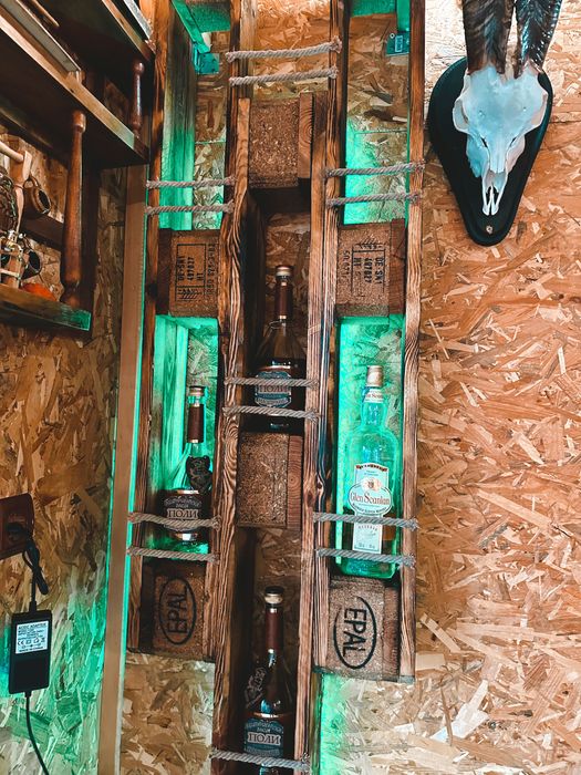 Ръчно изработени стилажи за алкохол и чаши