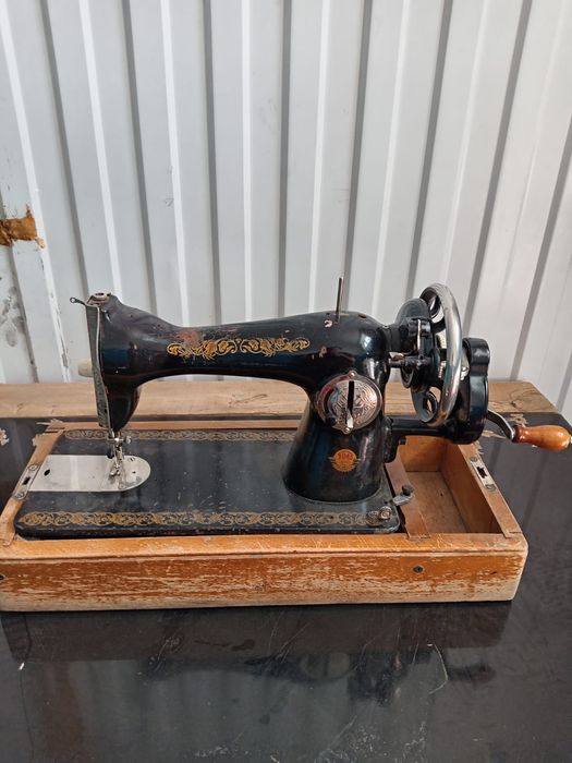 Продам швейную машинку