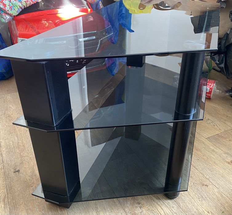 Стеклянный столик в хорошем состоянии