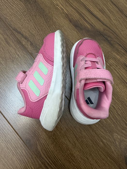 Продам кроссовки Adidas доя девочек