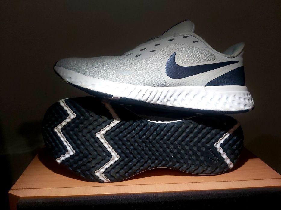 Nike Revolution 5 – Mărimea 40.5 (25.5 cm) – Stare Foarte Bună