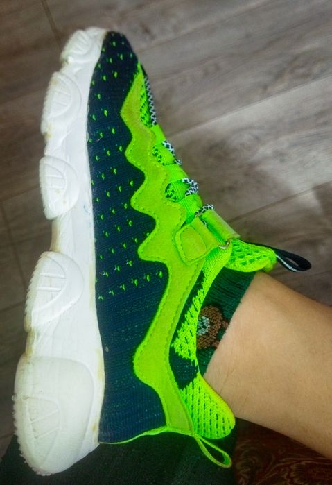 Кроссовки модный,красивый.