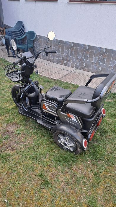 Триместна електрическа триколка