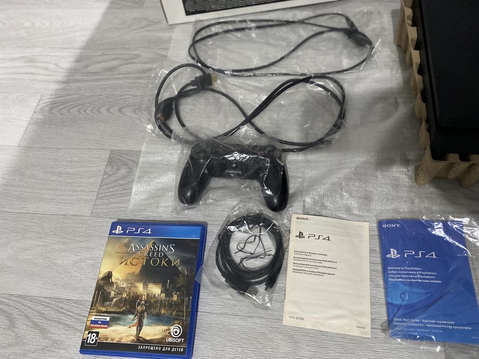 Продам playstation 4 slim 1тб новая