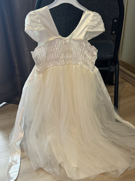 Продам платье на девочку 110-120см