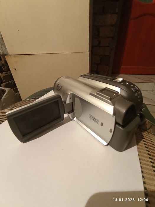 Продам видеокамеру на запчасти