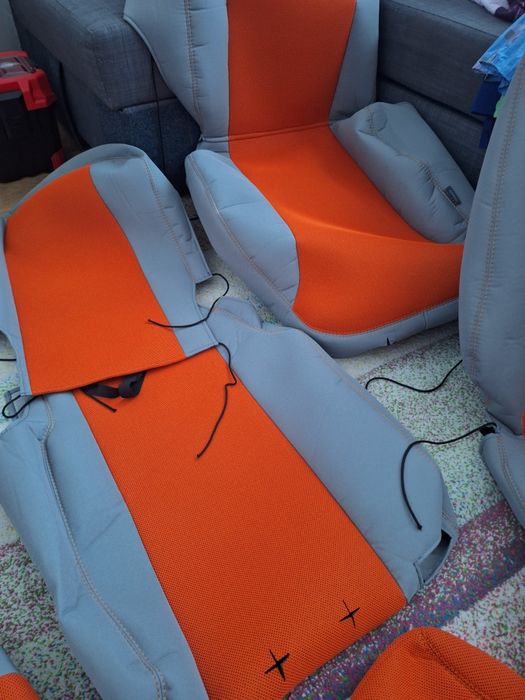 Huse dedicate Ford Kuga 2 făcute pe comandă  pe  Huse.Ro  din material premium gros, plăcut la atingere,,cusături portocalii, noi   Pret fix 400 lei!