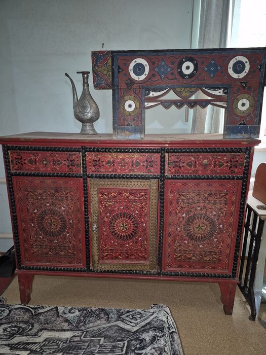 Қол өнер сатылады