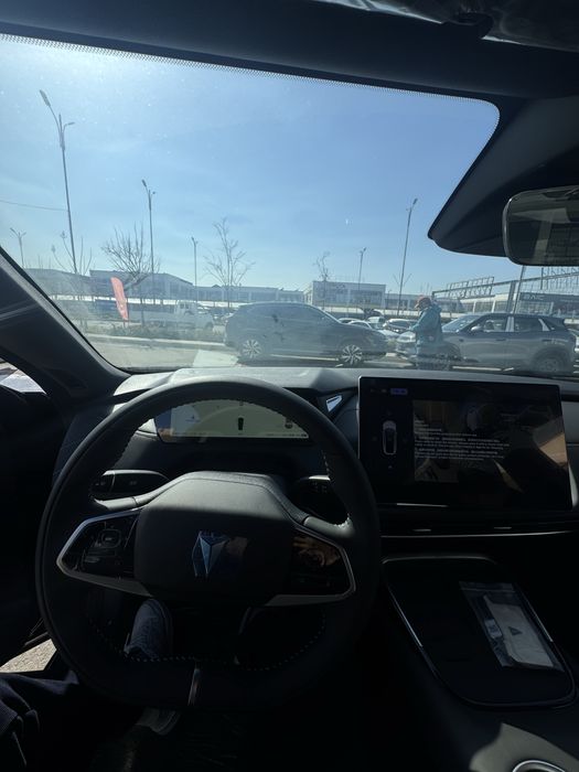 Deepal Sl03 2025yili oq va qora ranglari mavjud