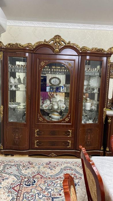 Продаётся Сервант и Два стола и стулья хорошом состояний
