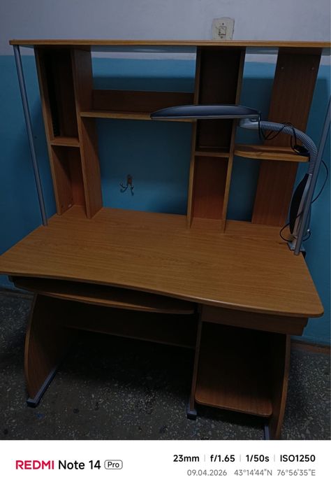 Компьютерный стол с офисным креслом