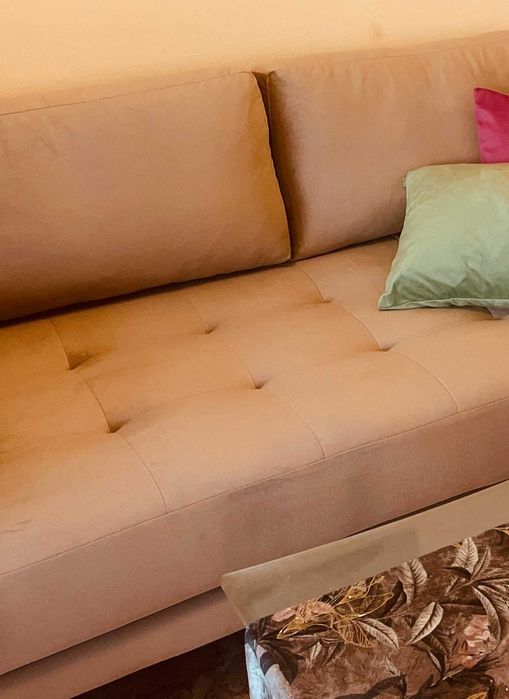 Луксозен диван с кадифе в пясъчен цвят