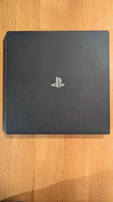 Playstation 4 Pro 1 TB + 3 gamepads + gamepad charger + God of War