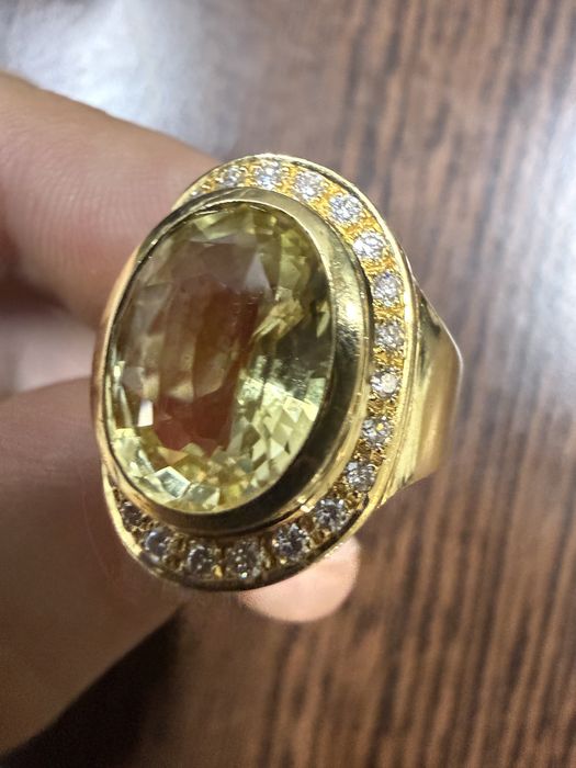 Inel aur 18 karate cu safir galben central si diamante naturale