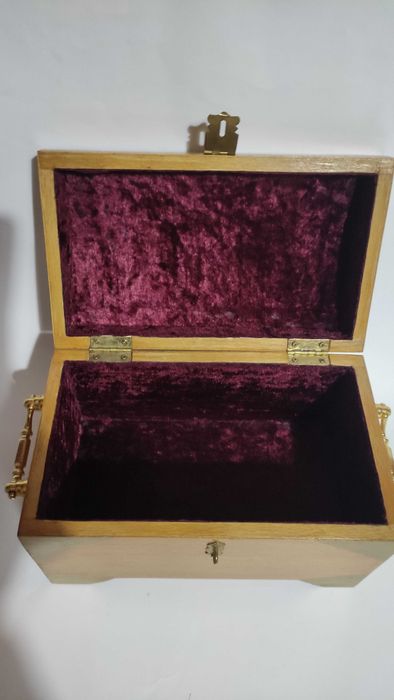 Дървено сандъче с облицовка и метален обков