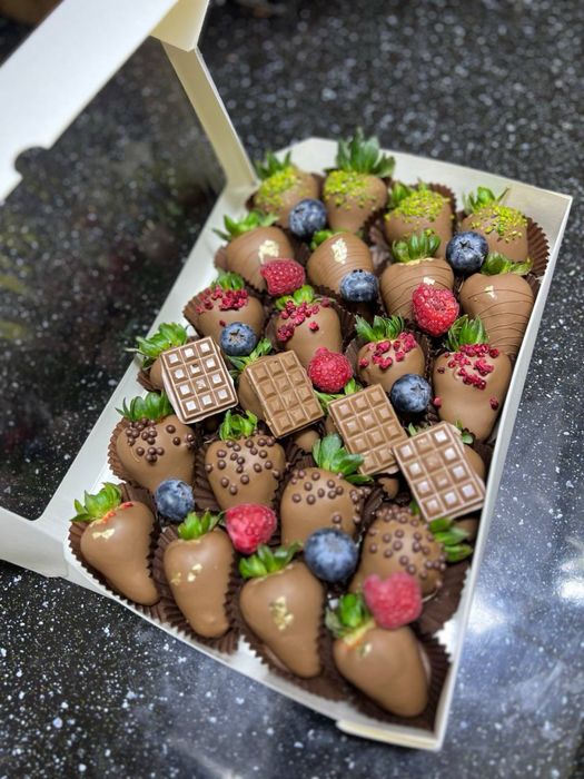 Клубника в шоколаде подарок на Новый год