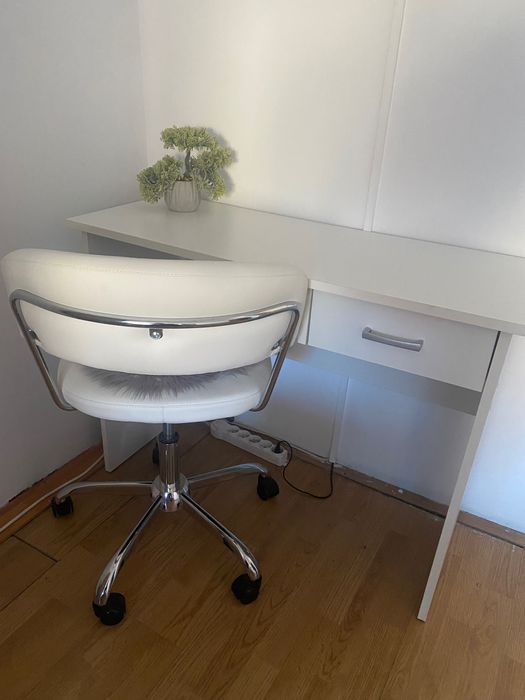 Set masă de birou cu scaun ergonomic