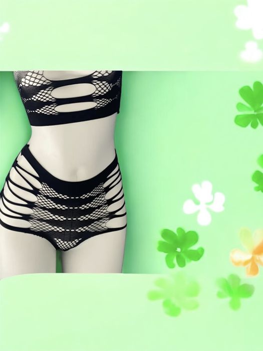 Эротический комплект с вырезами – смелый и соблазнительный