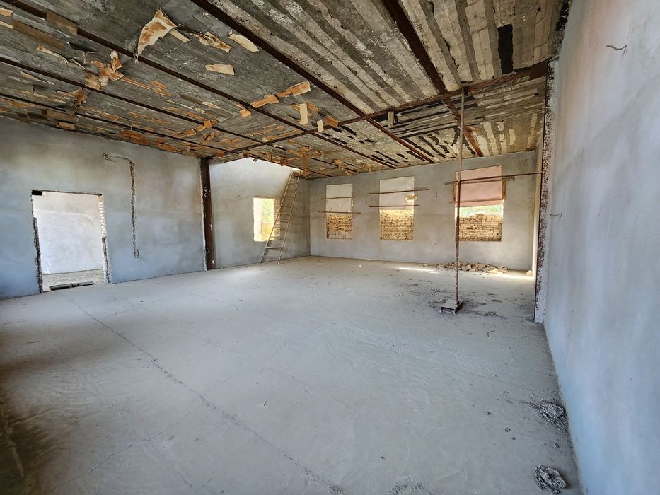 Hovli sotiladi juda yaxshi qurilgan