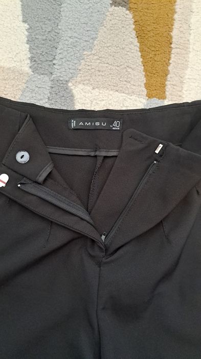 Pantaloni scurti negri, Amisu, M