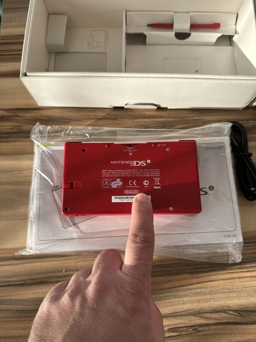 Nintendo DSi nou la cutie nefolosit rosu