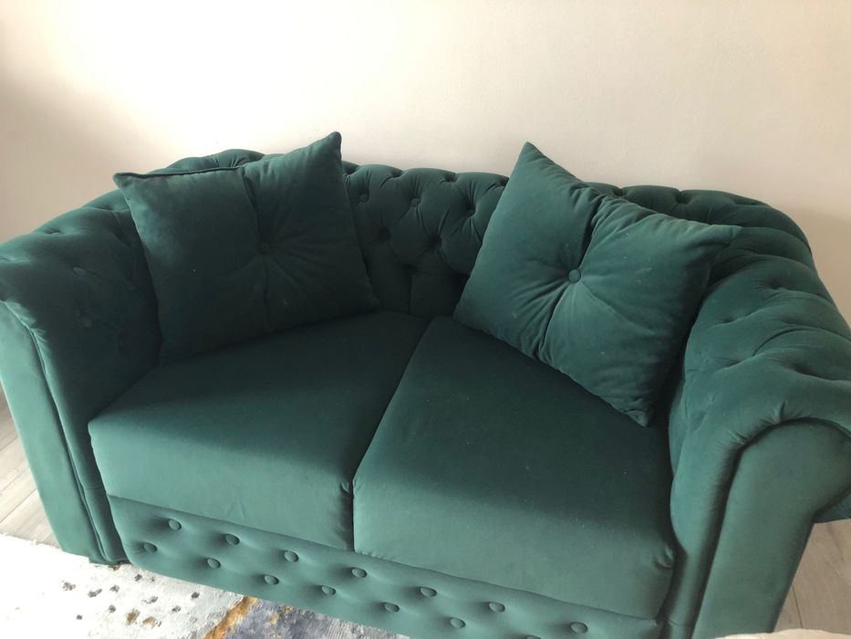 Canapea din catifea elegantă, folosită foarte puțin. Nu mi se potrivește in camera