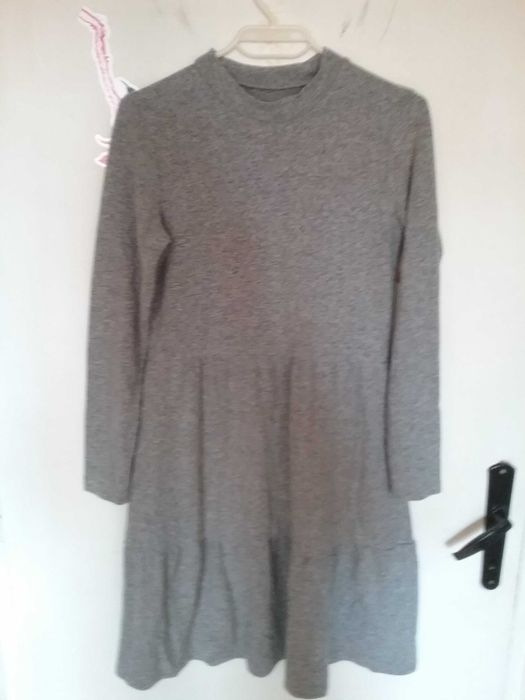 Рокля в сиво на волани