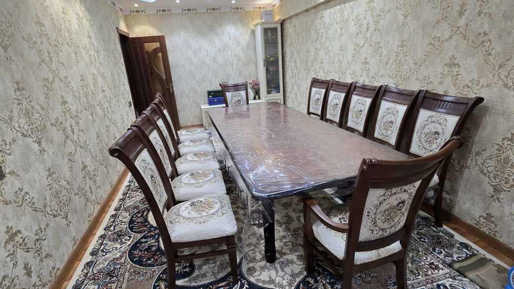 Продаю стол и стулья на 12 персон
