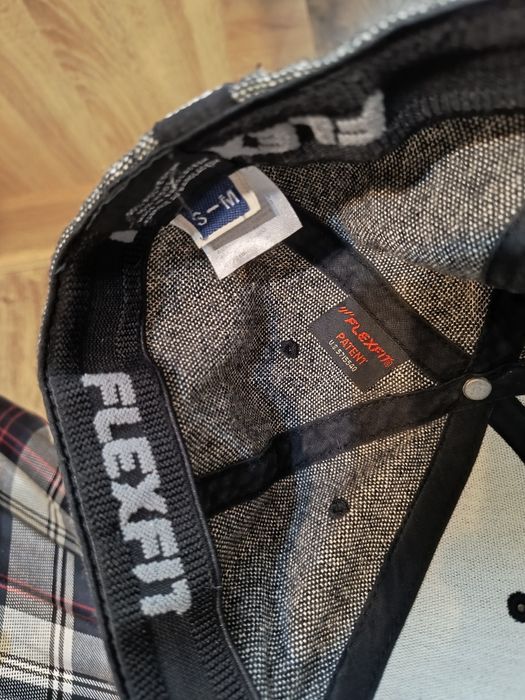 Лот шапки New Era и Vans Flexfit